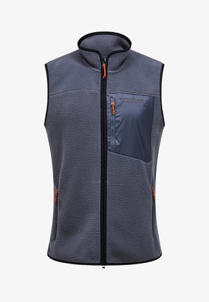 Graue Fleece-Weste für Herren mit hohem Kragen, Reißverschlusstasche auf der Brust und orangen Akzenten an Reißverschlüssen und Seitentaschen. Weiche Textur.