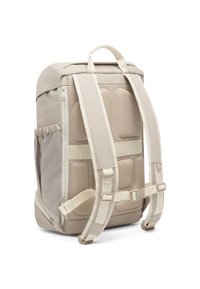 Bézs hátizsák párnázott háttal és állítható pántokkal, oldal zsebbel és sima felülettel. Cipzáras záródás a tetején.