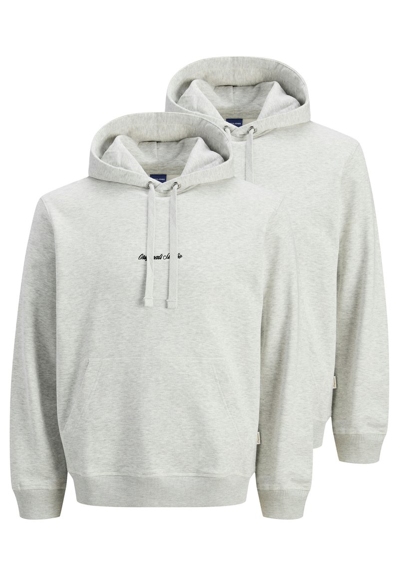 Deux sweats à capuche gris clair en tissu doux. Ils disposent d'une poche avant, d'une capuche avec cordon de serrage et d'un texte brodé sur la poitrine.
