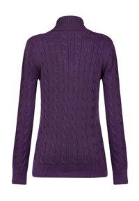 Lila gestrickter Pullover mit hohem Kragen, der ein Zopfmuster und gerippte Bündchen sowie einen gerippten Saum aufweist und eine strukturierte Oberfläche präsentiert.