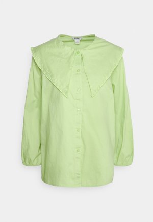 Blusa de manga larga verde claro con botones, con cuello puntiagudo sobredimensionado y puños ligeramente fruncidos.
