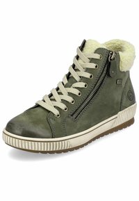 Baskets montantes en cuir vert avec une doublure en tissu texturé, des lacets crème, une fermeture éclair sur le côté et une semelle en caoutchouc striée.