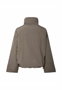 Veste matelassée marron avec col haut, manches longues et ourlet élastiqué, vue de dos sur fond blanc.