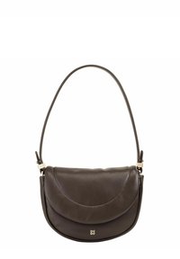 Borsa a tracolla in pelle marrone scuro con forma arrotondata, patta curva e superficie liscia. Presenta una tracolla corta e regolabile e un logo discreto.