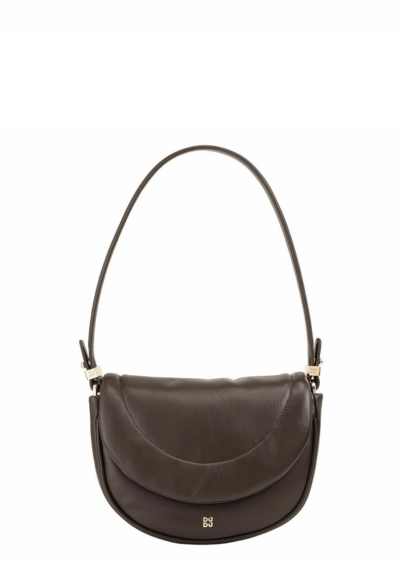 Borsa a tracolla in pelle marrone scuro con forma arrotondata, patta curva e superficie liscia. Presenta una tracolla corta e regolabile e un logo discreto.