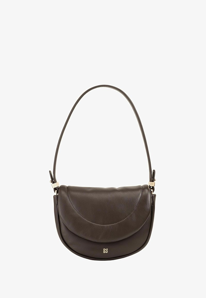 Borsa a tracolla in pelle marrone scuro con forma arrotondata, patta curva e superficie liscia. Presenta una tracolla corta e regolabile e un logo discreto.