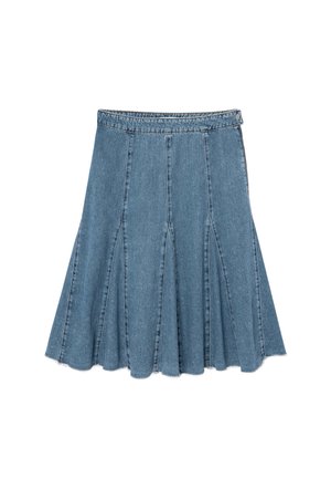 Jupe évasée en denim bleu avec coutures verticales et détail de taille boutonnée, présentée sur un fond blanc.