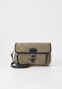 Borsa a mano beige con motivo a stampa e design trapuntato, dettagli in pelle scura, patta frontale e chiusura a fibbia. Include una tracolla removibile.