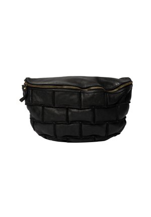 Schwarze Leder-Gürteltasche mit Ziegelmuster-Steppnaht und goldenem Reißverschluss auf einem weißen Hintergrund.