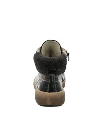 Botte noire en cuir à la cheville avec un revers en fourrure grise, surface texturée, col rembourré et semelle en caoutchouc brun. Fermeture éclair à l'arrière pour un enfilage facile.
