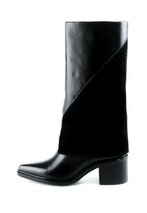 Schwarzer Stiefel bis zur Mitte der Wade mit spitzer Spitze, Blockabsatz und einer diagonalen Teilung zwischen glattem Leder und mattem Wildleder.