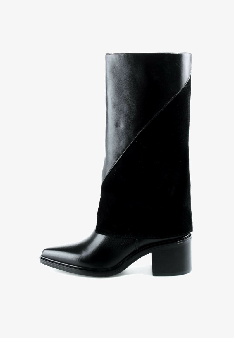 Botte noire mi-mollet avec un bout pointu, un talon bloc et une séparation diagonale entre cuir lisse et suède mat.