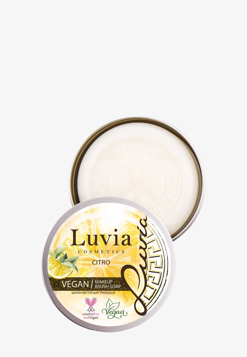 Luvia Cosmetics Citro vegansk sminkborsts tvål i en rund silverask, med en gul etikett som har citron grafik och detaljerad fin text.
