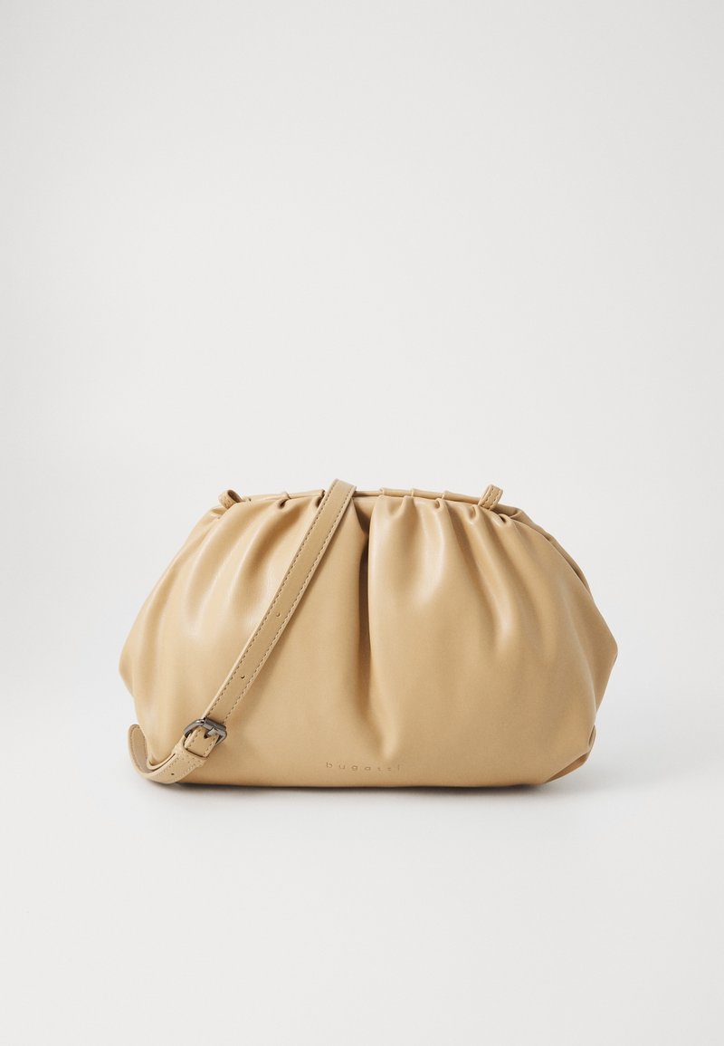 Pochette en cuir doux beige avec des détails froncés et une bandoulière réglable, sur fond blanc uni.