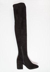 Černé nadkolenní boty z měkkého semiše, s blokovým podpatkem a bočním zipem. Hladký povrch s elegantním, přiléhavým siluetou.