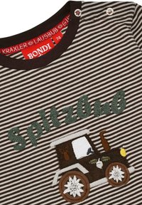 Gestreiftes braun-weißes Hemd mit grünem gesticktem Text "SpitzBub" und einem braunen Traktordesign. Aus weichem Baumwollstoff mit detaillierter Naht.