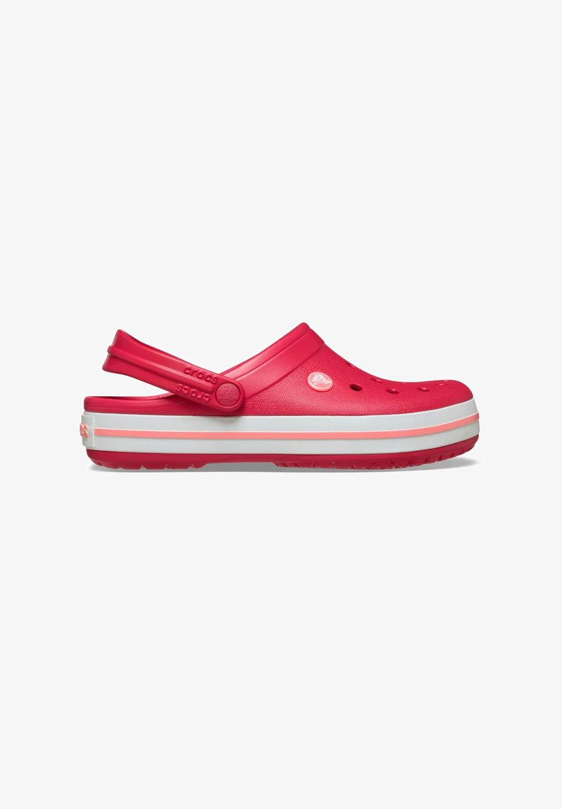 Zueco Rojo Crocs con suela a rayas blancas y rosas y correa ajustable en el talón, mostrado en perfil lateral sobre fondo blanco.