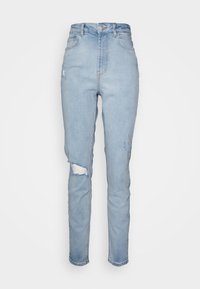 Jeans de denim azul claro com cintura alta, corte reto, apresentando um detalhe rasgado no joelho esquerdo e um desgaste mínimo em todo o tecido.