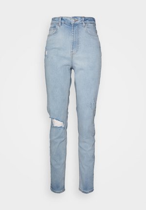 Jeans de denim azul claro com cintura alta, corte reto, apresentando um detalhe rasgado no joelho esquerdo e um desgaste mínimo em todo o tecido.