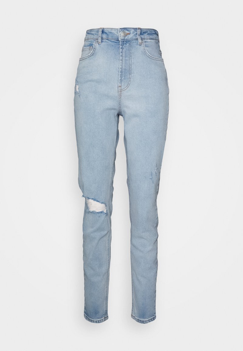 Jeans de denim azul claro com cintura alta, corte reto, apresentando um detalhe rasgado no joelho esquerdo e um desgaste mínimo em todo o tecido.