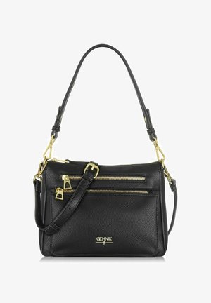 Czarna skórzana torebka o teksturowanym wykończeniu, z dwiema zapinanymi na zamek kieszeniami z przodu, złotymi akcentami hardware oraz odczepianym paskiem na ramię.