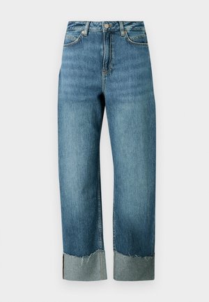 Jean en denim bleu clair avec une coupe ample et droite. Caractérisé par un ourlet effiloché et un détail de revers contrastant. Conception à cinq poches avec fermeture par bouton.