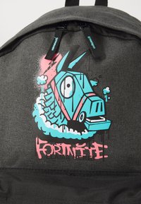 Schwarzer Rucksack mit einem blauen und rosa Cartoon-Lama-Graphic und dem Text "FORTNITE". Hergestellt aus strapazierfähigem Material mit Metallreißverschlüssen und -trägern.
