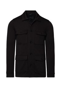 Czarna casualowa kurtka z miękkiego materiału, z zapięciem na guziki, wyprofilowanym kołnierzem i dwiema dużymi kieszeniami na piersi z klapami.