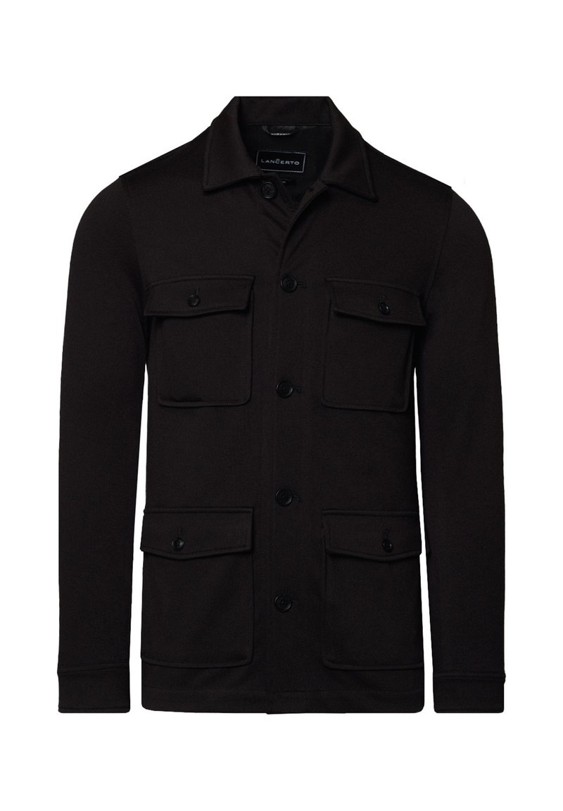 Czarna casualowa kurtka z miękkiego materiału, z zapięciem na guziki, wyprofilowanym kołnierzem i dwiema dużymi kieszeniami na piersi z klapami.