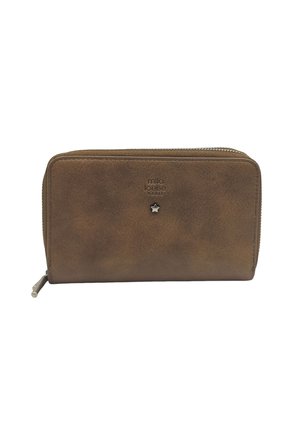 Portefeuille en cuir marron avec une finition texturée, fermeture zippée, accent étoile et logo en relief sur le devant. Forme rectangulaire compacte.