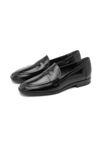 Sorte læder loafers med en glat tekstur, der har en hævet stropdetalje, rund tå og flad sål.