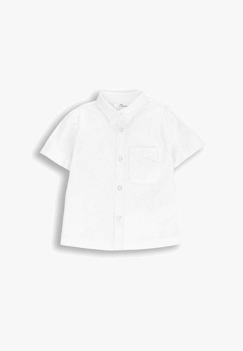 Biała koszula z krótkim rękawem, wykonana z bawełny, z kołnierzykiem z guzikami i kieszenią na piersi z detalem w postaci kokardy. Standardowy krój, gładka faktura.