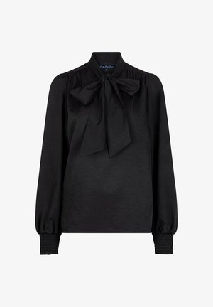 Zwarte blouse gemaakt van gladde stof, met een hoge kraag en een grote strik bij de halslijn. Lange pofmouwen met gerimpelde manchetten.