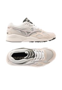 Helle graue und weiße Sportschuhe aus Mesh- und Wildledermaterialien, mit gepolstertem Sohlen, Schnürdesign und Logo-Details.