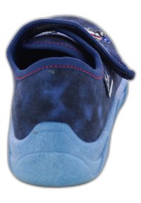 Navyblauwe textielschoen met een gewatteerde kraag, verstelbare klittenbandriem en een lichtblauwe rubberen zool. Beschikt over een subtiele textuur en rode stiksel.