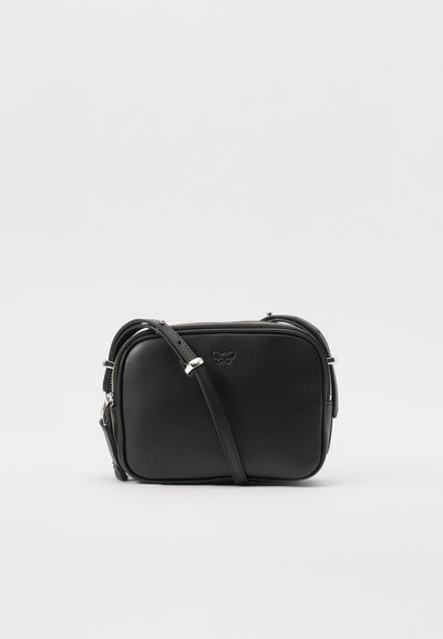 Zwarte leren crossbody tas met een rechthoekig ontwerp, zilveren hardwareaccenten, een verstelbare schouderband en een subtiele geperste logodetail.