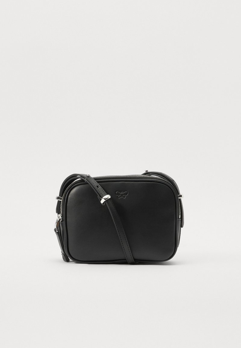 Svart lær crossover-veske med rektangulært design, sølvfargede detaljer, justerbar støt, og subtilt preget logo.