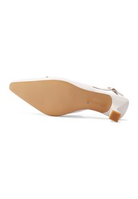 Scarpa bianca con tacco alto e punta affilata, suola beige testurizzata e tacco basso. Presenta un sottile cinturino alla caviglia con fibbia.