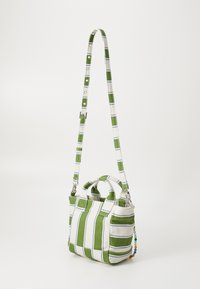 Grüne und weiße gestreifte Handtasche mit doppelten Obergriffen und einem abnehmbaren, verstellbaren Tragegurt. Mit buntem Perlenakzent an der Seite.