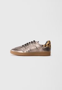Sneaker di bronzo metallico con lacci neri, suola in gomma e colletto posteriore leopardato, mostrato in profilo laterale su sfondo neutro.