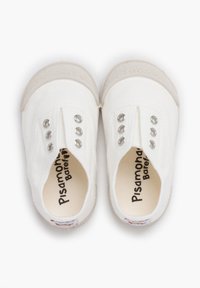 Weiße Canvas-Slipper mit silbernen Ösen, rundem Zehenbereich, strukturierten Gummisohlen und einem inneren Etikett mit der Aufschrift "Pisamonas Barefoot."