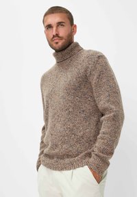 Hellbrauner, gestrickter Pullover mit hohem Rollkragen, der ein strukturiertes Muster mit blauen Flecken und einem gerippten Saum sowie Rippenbündchen aufweist.