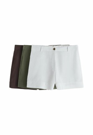 Drei Paare zusammengefaltete Shorts in Weiß, Olivgrün und Dunkelbraun, gestapelt mit dem weißen Paar oben, am Bund geknöpft.