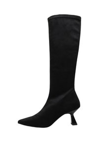 Botas negras hasta la rodilla de tela suave con puntera afilada y tacón geométrico bajo. Diseño sin costuras y estilo minimalista.