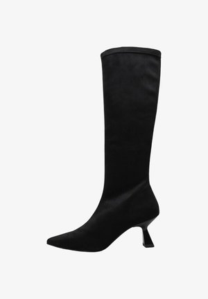 Bottes noires montantes en tissu lisse avec un bout pointu et un talon bloc bas géométrique. Design sans couture et style minimaliste.