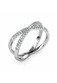 Zilveren ring met een oneindigheidsontwerp en meerdere heldere edelstenen die zijn gezet langs twee verweven banden voor een sprankelend effect.