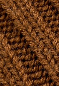 Tessuto a maglia marrone con un motivo testurizzato in rilievo; le fibre appaiono morbide e dense, evidenziando una calda tonalità terrena.