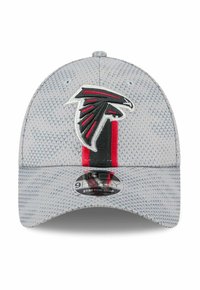 Casquette de baseball grise avec un motif texturé, arborant un logo de faucon noir et rouge et un autocollant "9FORTY Stretch-Snap" sur le bord.