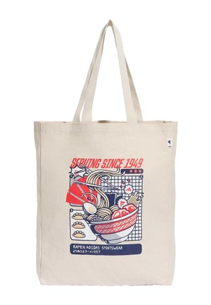 Sac fourre-tout en toile avec graphique d'un bol de ramen, des baguettes et le texte "Serving Since 1949" et "Ramen Adidas Sportswear" à l'avant.