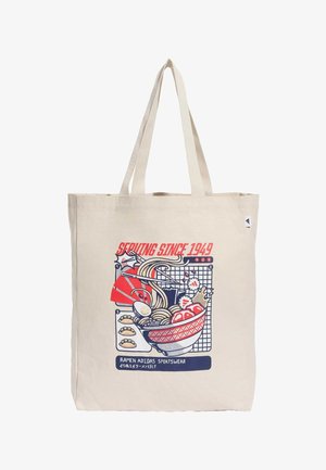 Torba płócienna z grafiką miski ramen, pałeczek do jedzenia oraz tekstem "Serving Since 1949" i "Ramen Adidas Sportswear" na przedzie.